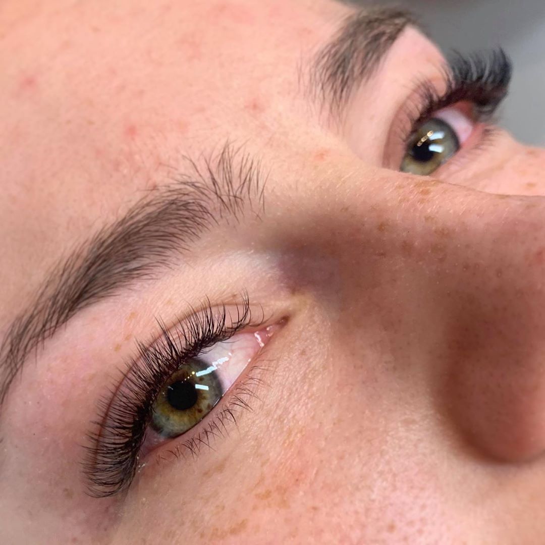 Fotografi av et øye som har fått vippeextensions