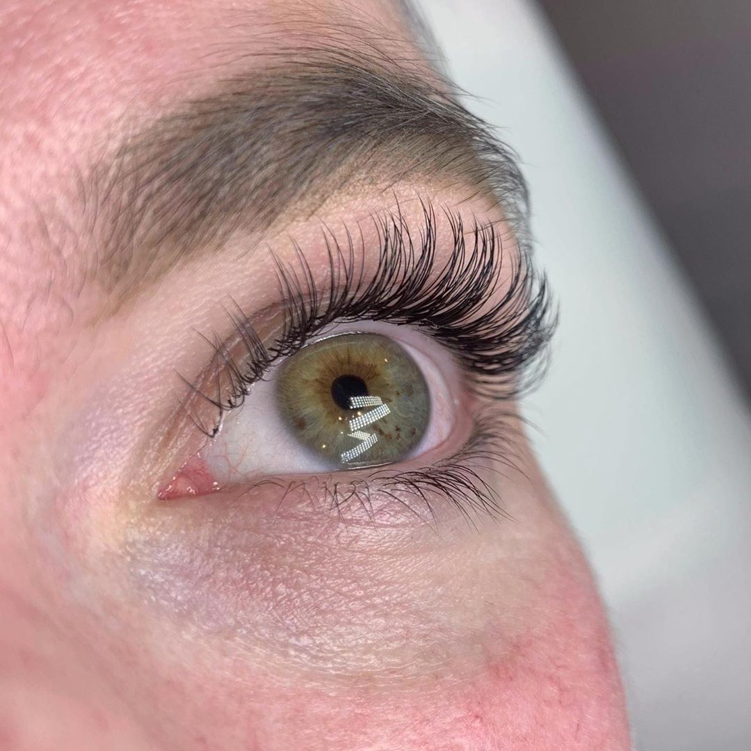Fotografi av et øye som har fått vippeextensions