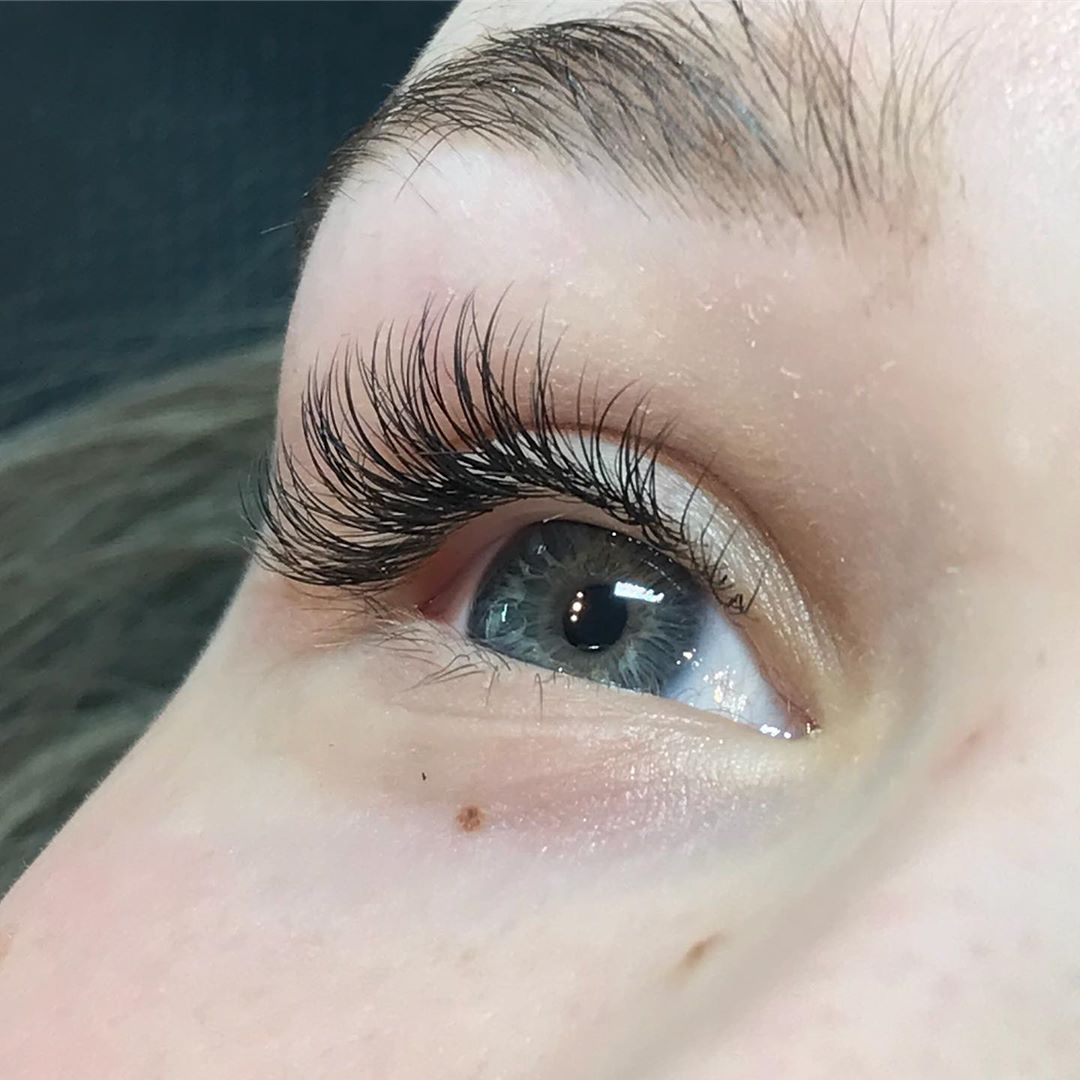 Fotografi av et øye som har fått vippeextensions