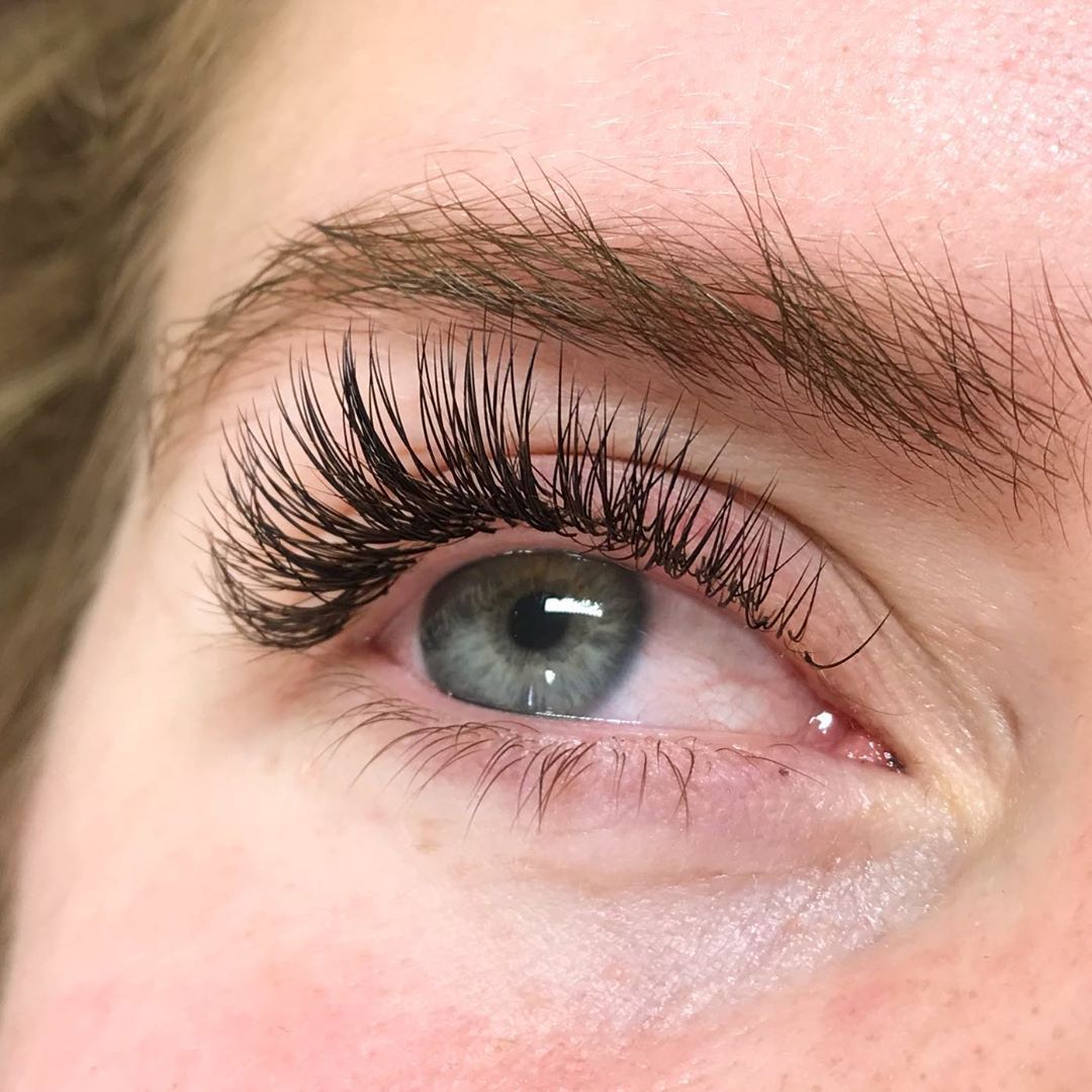 Fotografi av et øye som har fått vippeextensions